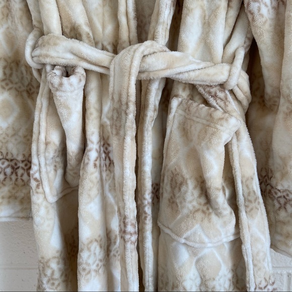 Fluffy Robe - Picture 4 of 6